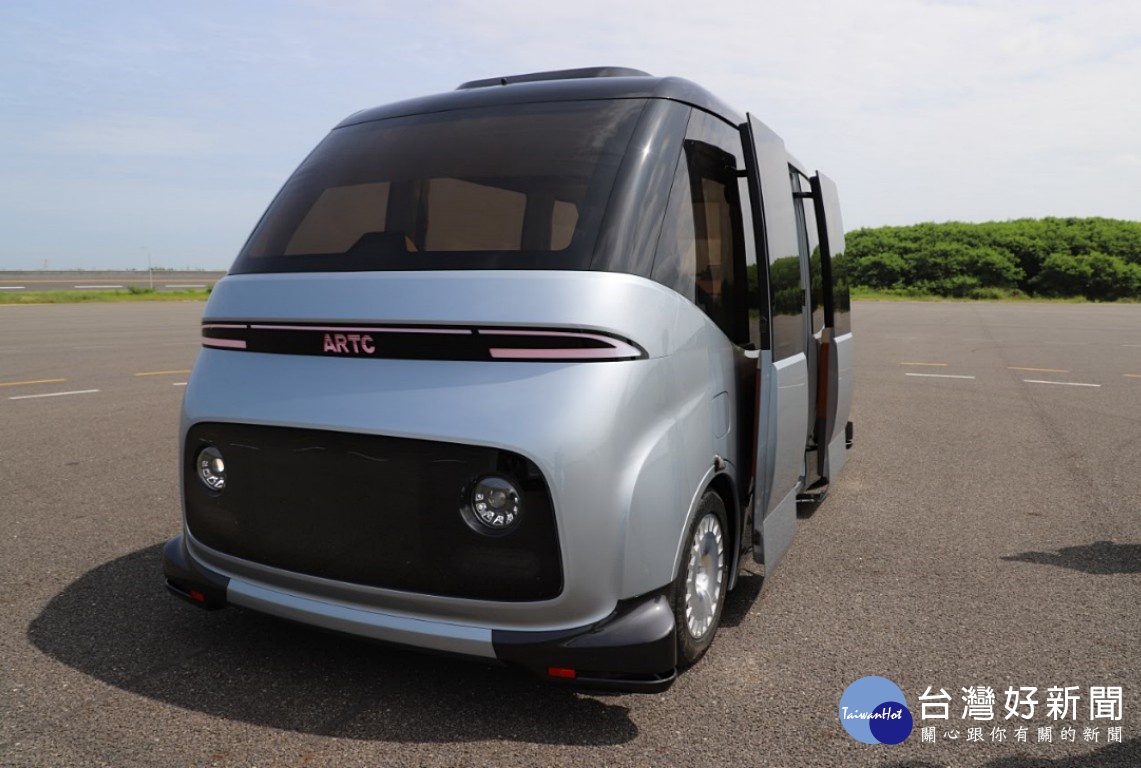由行政院經濟部技術處科技專案支持,財團法人車輛研究測試中心串連產業打造的MIT自駕電動小型巴士─WinBus,已26日正式發表。(圖/經濟部)