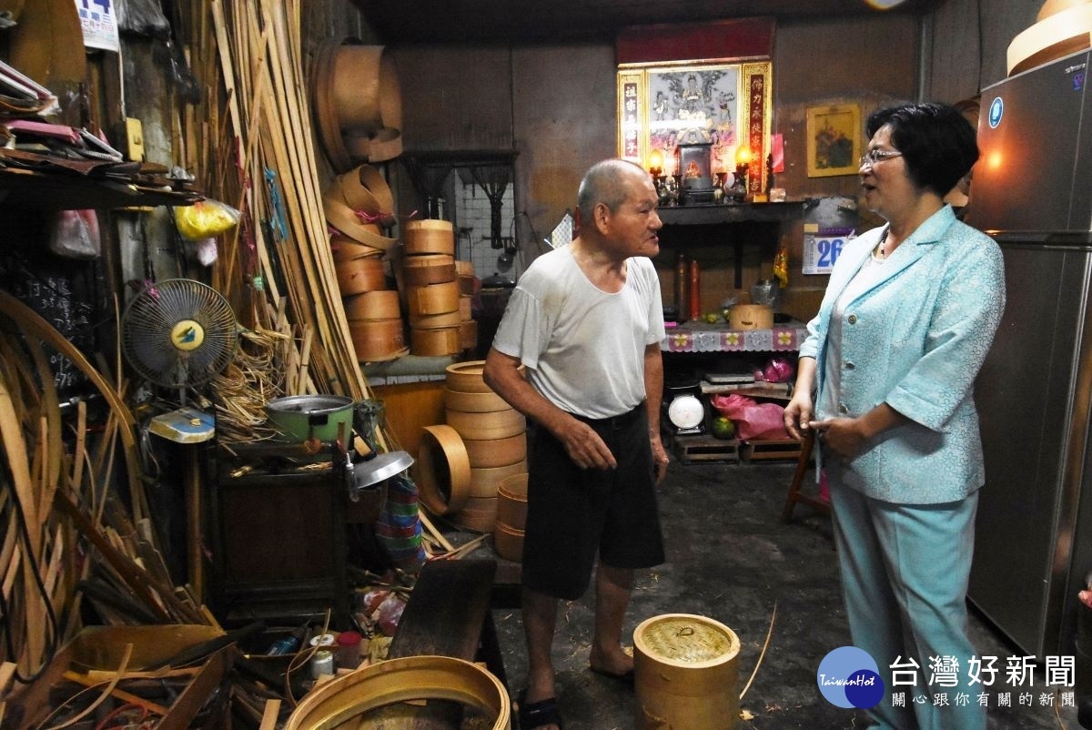 手工蒸籠職人陳錦煌老師傅,向縣長王惠美詳細解說手工蒸籠製作過程。