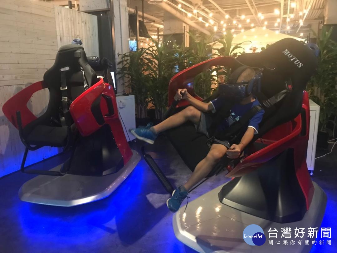 南桃園有線電視透過新科技與人性化的應用內容，帶領偏鄉學童用VR看世界，用VR旅行趣。