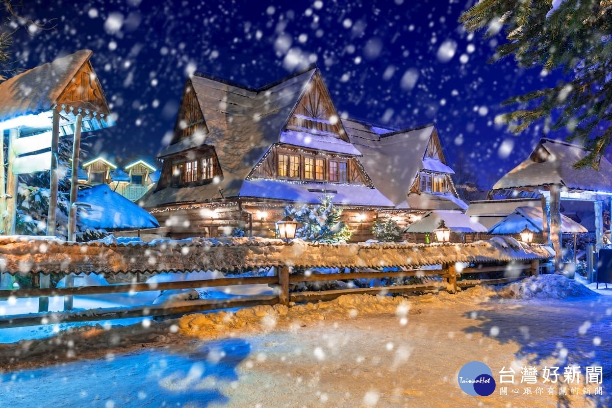 秋季的合掌村是白雪與紅葉的共舞交融,兩種極致的美景在眼前盛放。(圖/喜鴻假期提供)