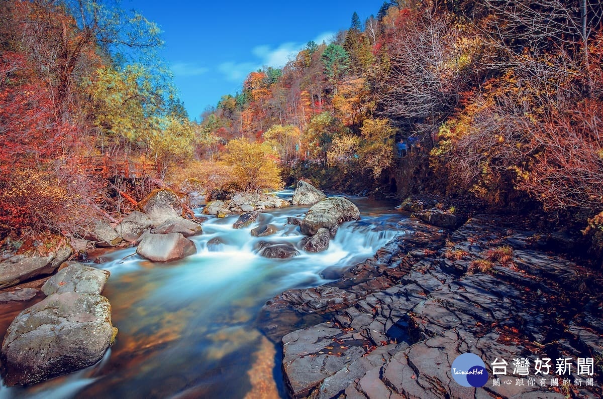 長白山的楓景與山川互相襯托，水煙渺渺替整片楓紅染上一絲神秘氛圍。（圖／喜鴻假期提供）