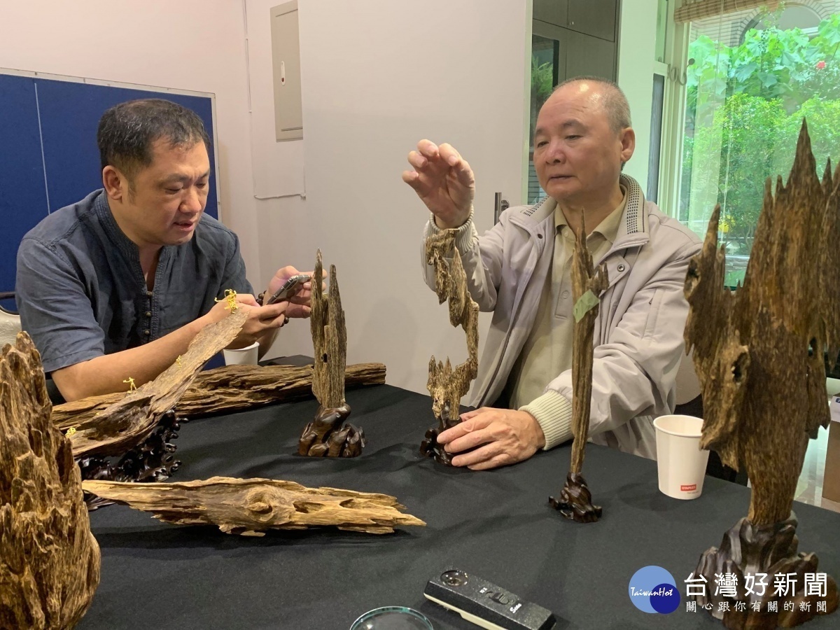 永德堂創辦人林彦橙(左)與吳卿老師(右)交流創作理念(圖/永德堂沈香提供)