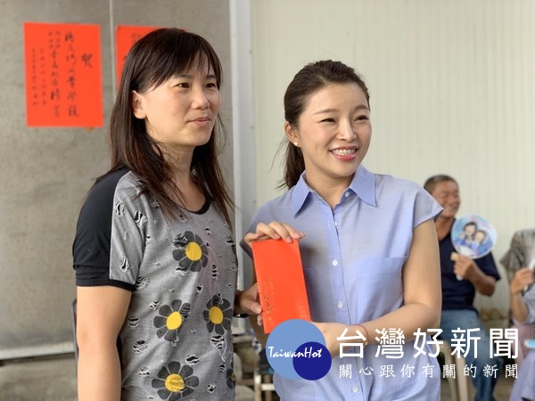 口湖楊凡巧同學統測成績629分,成功奪得雲嘉地區外語群英語類榜首,青埔教育基金會董事長張嘉郡特張貼紅榜恭賀。