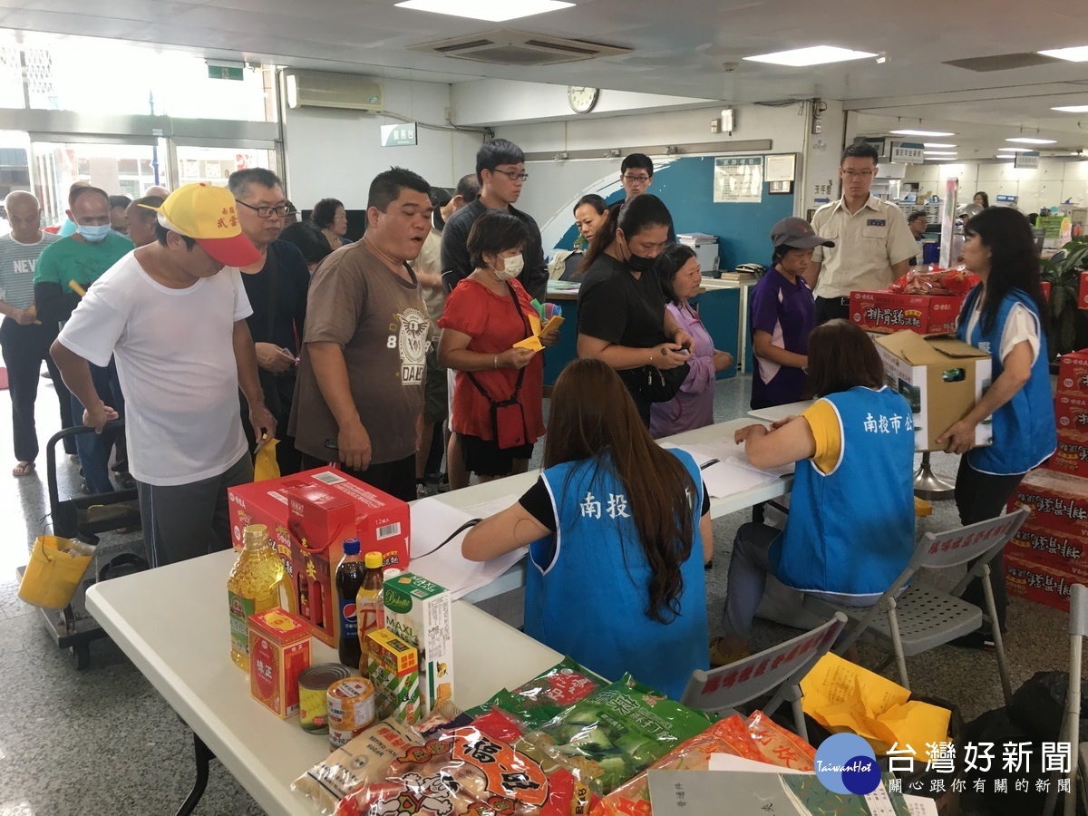 南投市公所近日轉送物資予弱勢戶。(記者扶小萍攝)