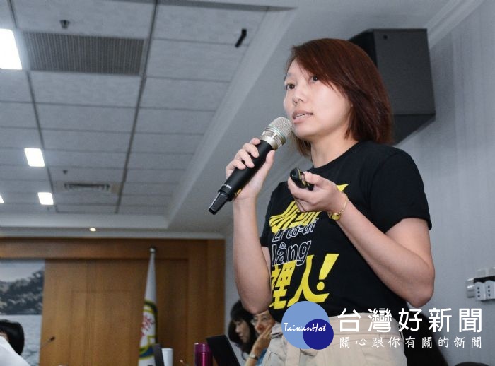 綜合行銷科長陳佩瑩進行簡報