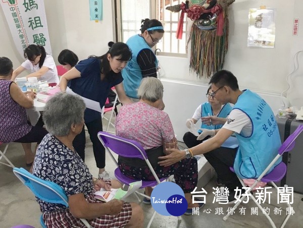 北港媽祖醫院院長吳錫金帶領中西醫護團隊，前往元長鄉崙仔村社區據點為鄉親義診，關心偏鄉民眾健康。