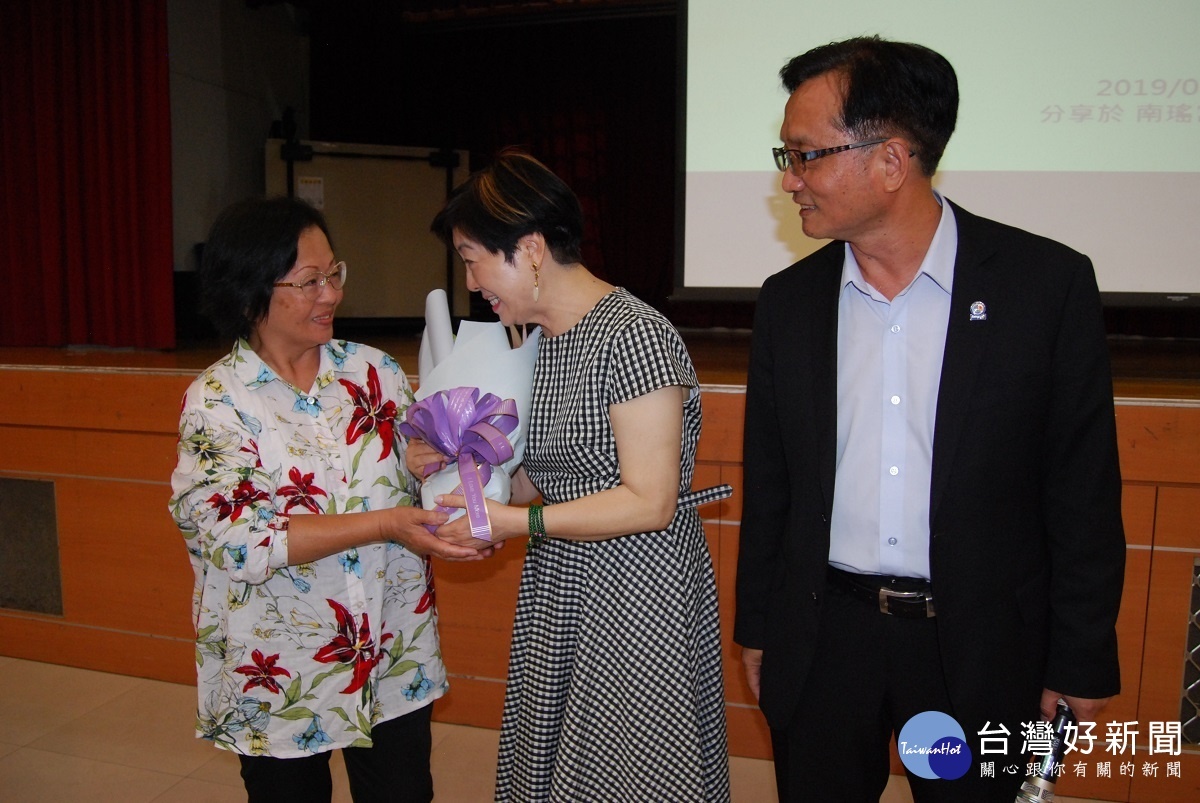 台積電慈善基金會董事長張淑芬受邀專題演講,接受民眾獻花。