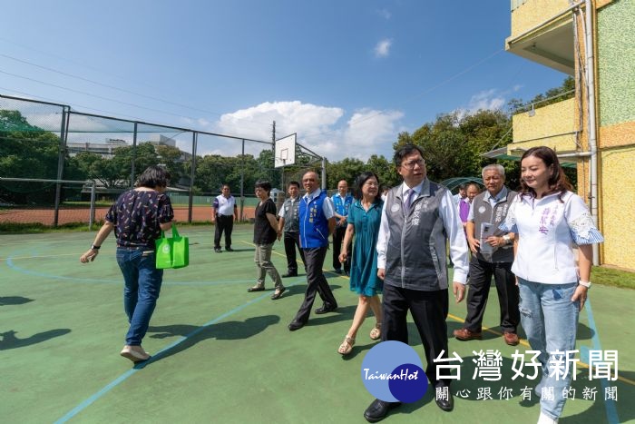 市長視察風雨球場新建工程基地