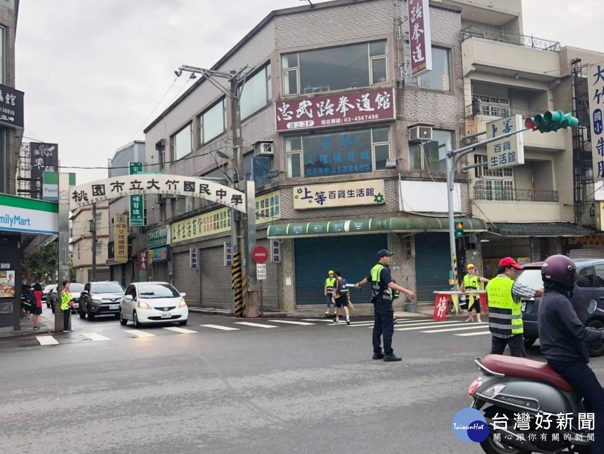 導護媽媽10年風雨無阻與員警校園前迎接守護學童安全