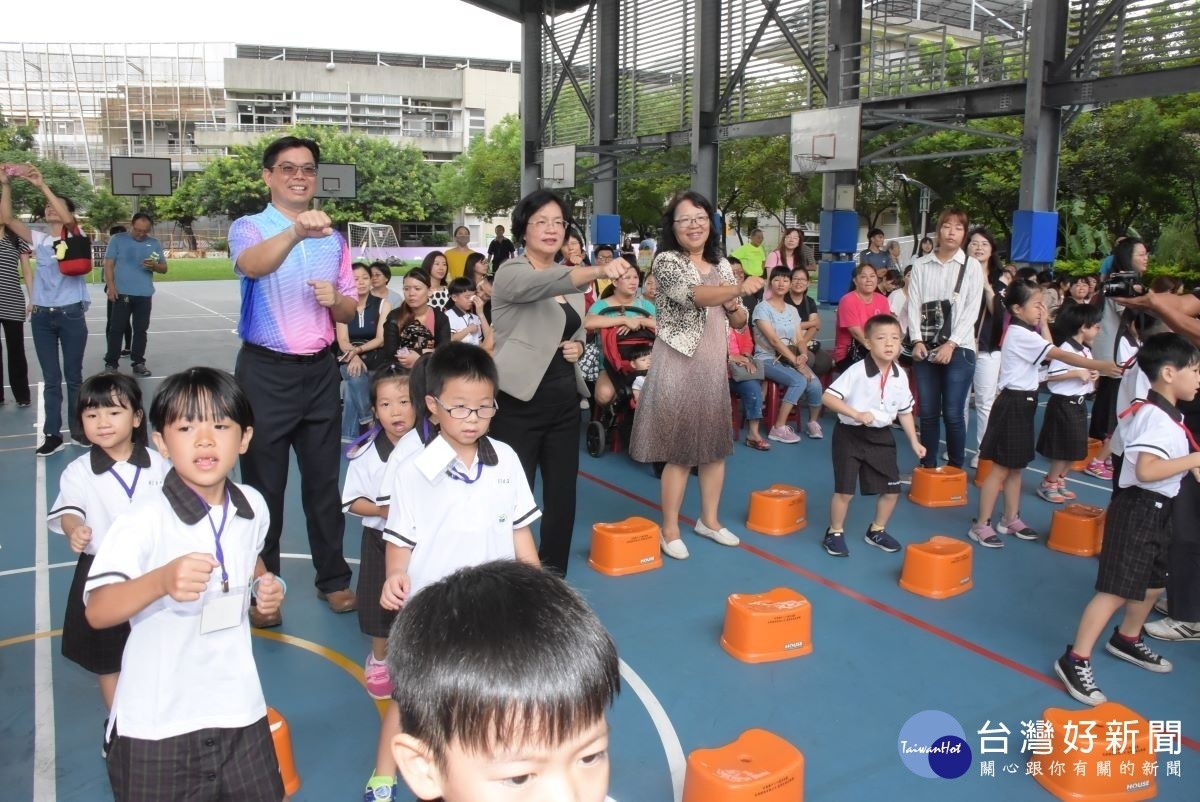 國中小學開學日贈書活動,縣長王惠美、縣府教育處長陳逸玲、信義國中小學校長曹建文與新生動一動暖身操。圖/記者鄧富珍攝