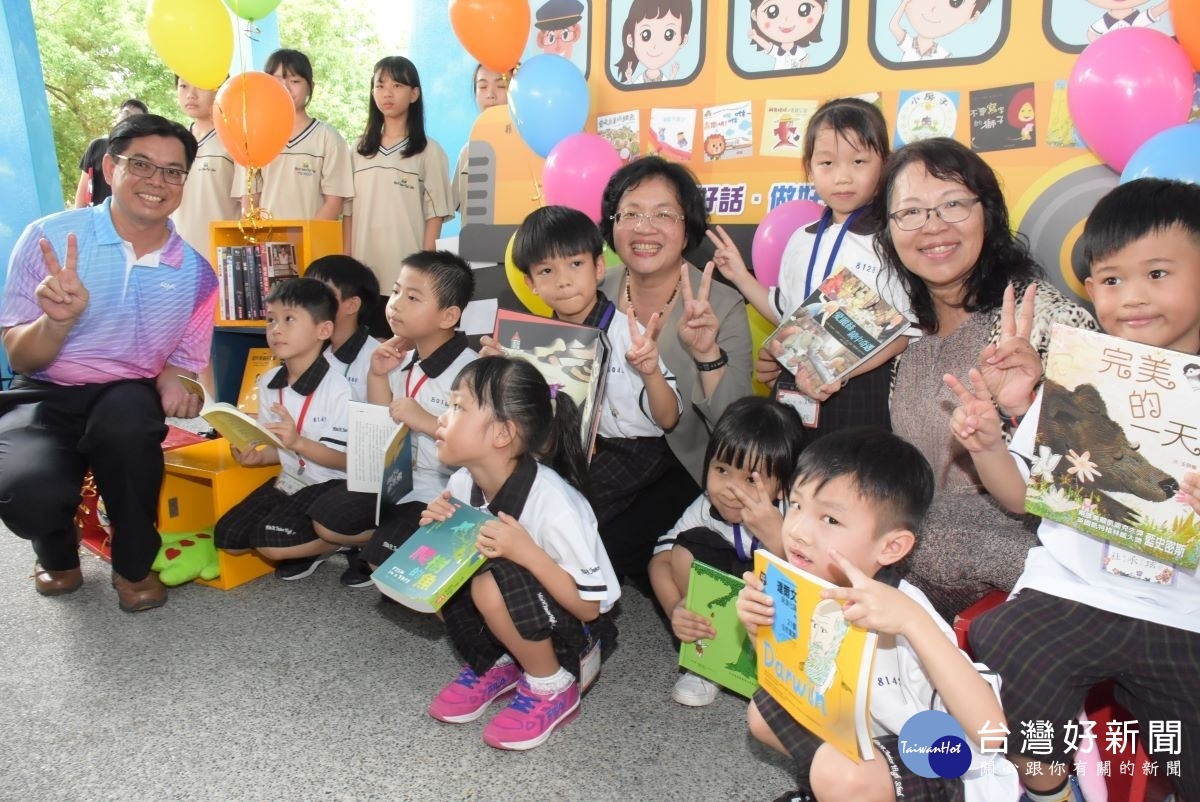 新生贈書活動。圖/記者鄧富珍攝