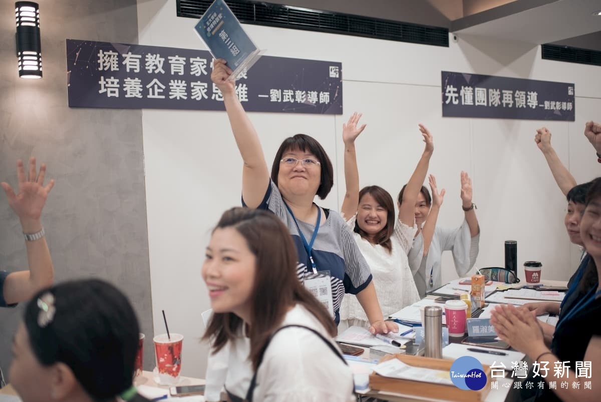 學員們在課程中積極回答老師問題。(圖/師創教育提供)