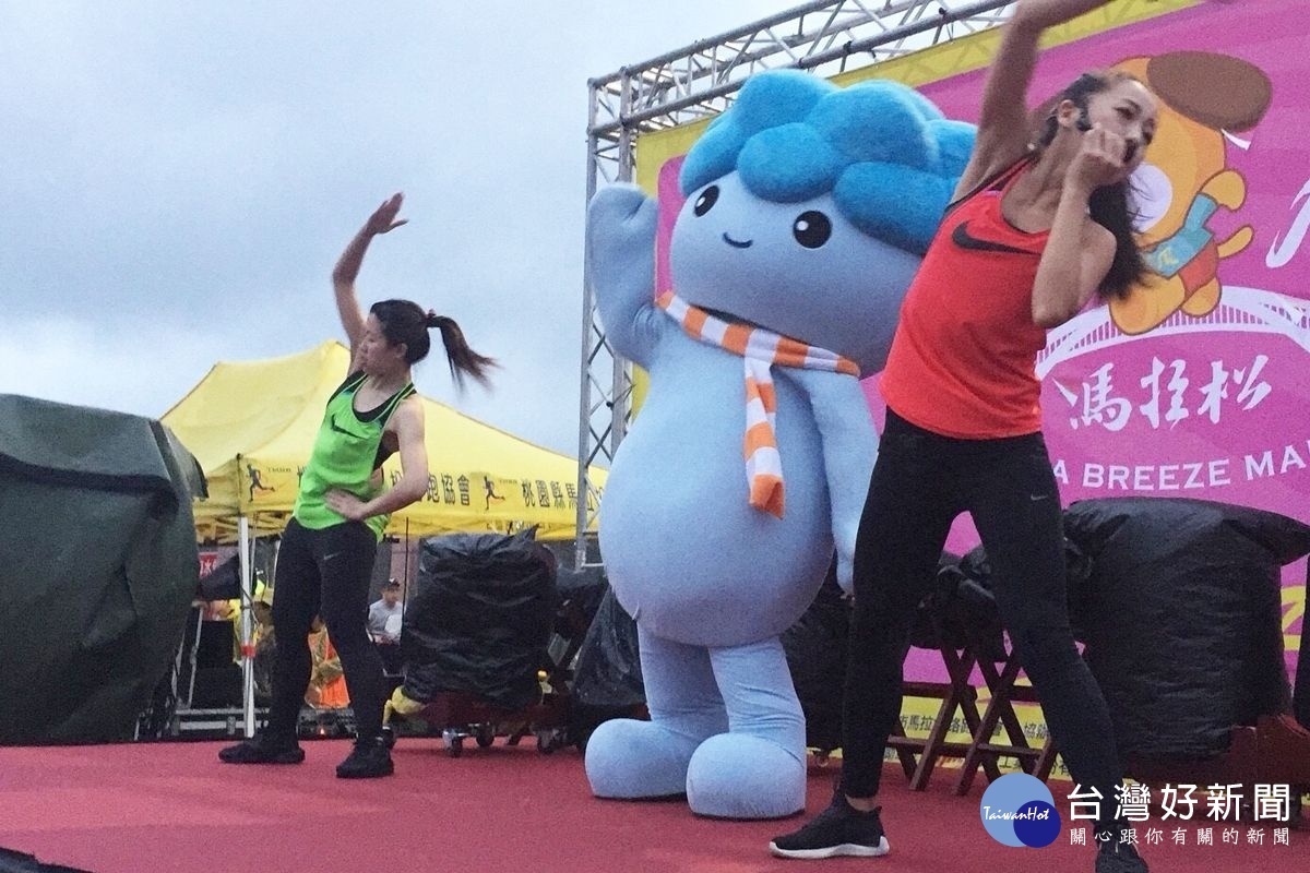 Hahago萌寵小渝在馬拉松現場開場帶動跳。