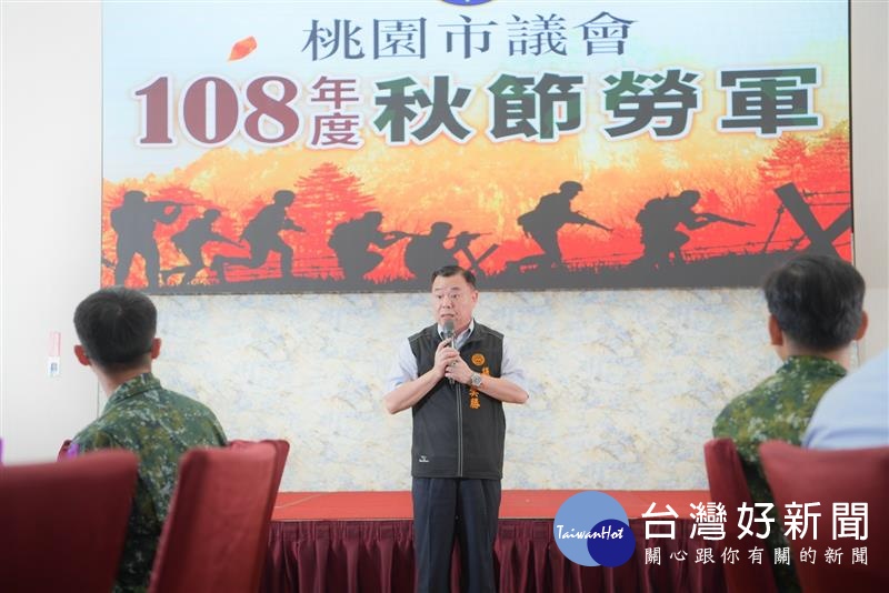 邱議長鼓勵有志青年投入國軍的懷抱,一同加入保家衛國行列。(圖/桃園市議會提供)