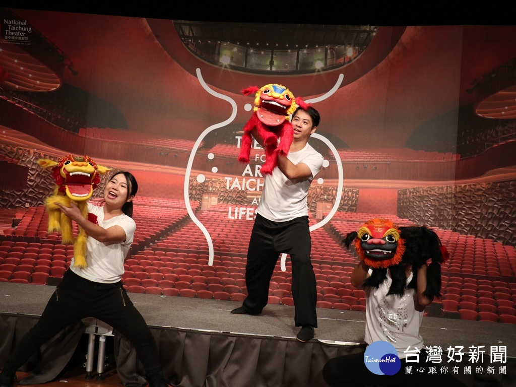 台中國家歌劇院9月20日 (五) 到22日 (日) 於小劇場上演信誼基金會推出的《劍獅出巡》。