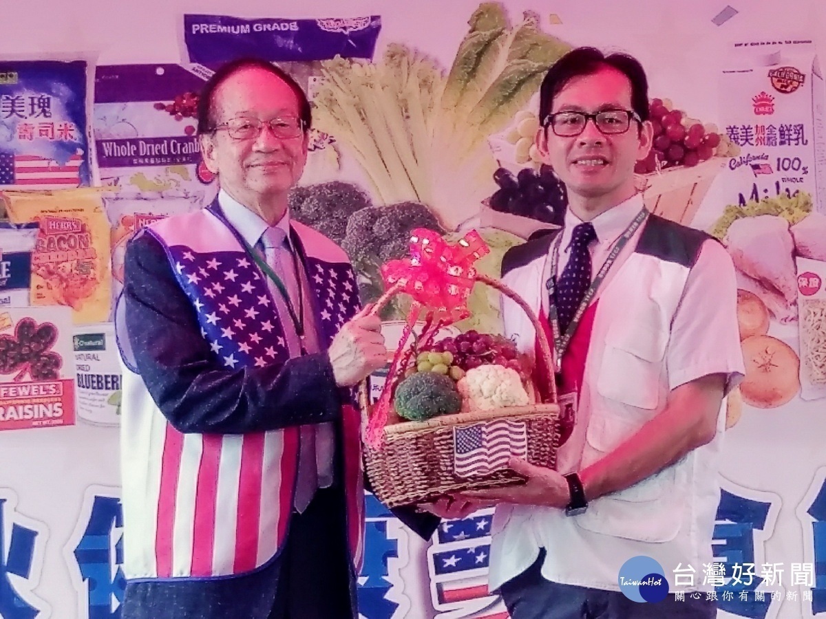 興農集團洪博彥董事長（左）捐贈美國月商品一批給家扶中心，由王金敦主任（右）代表接下