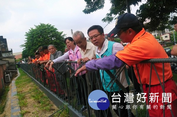 北港天空步道圍欄外邊坡因除草不易，公所以水泥覆蓋處理，引發民眾質疑破壞自然景觀、寸草不生。