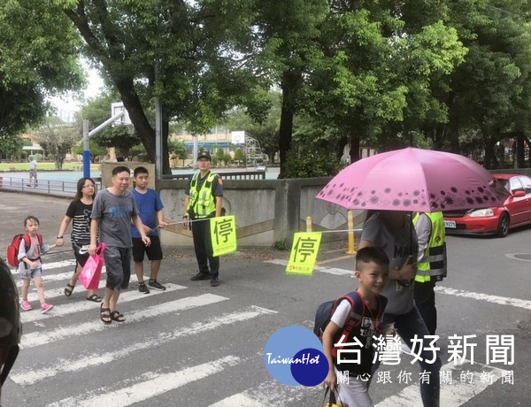 北港警方為確保轄區學童與校園安全，特編排警力全方位保護學童上放學安全，並加強校園周遭巡邏守望。