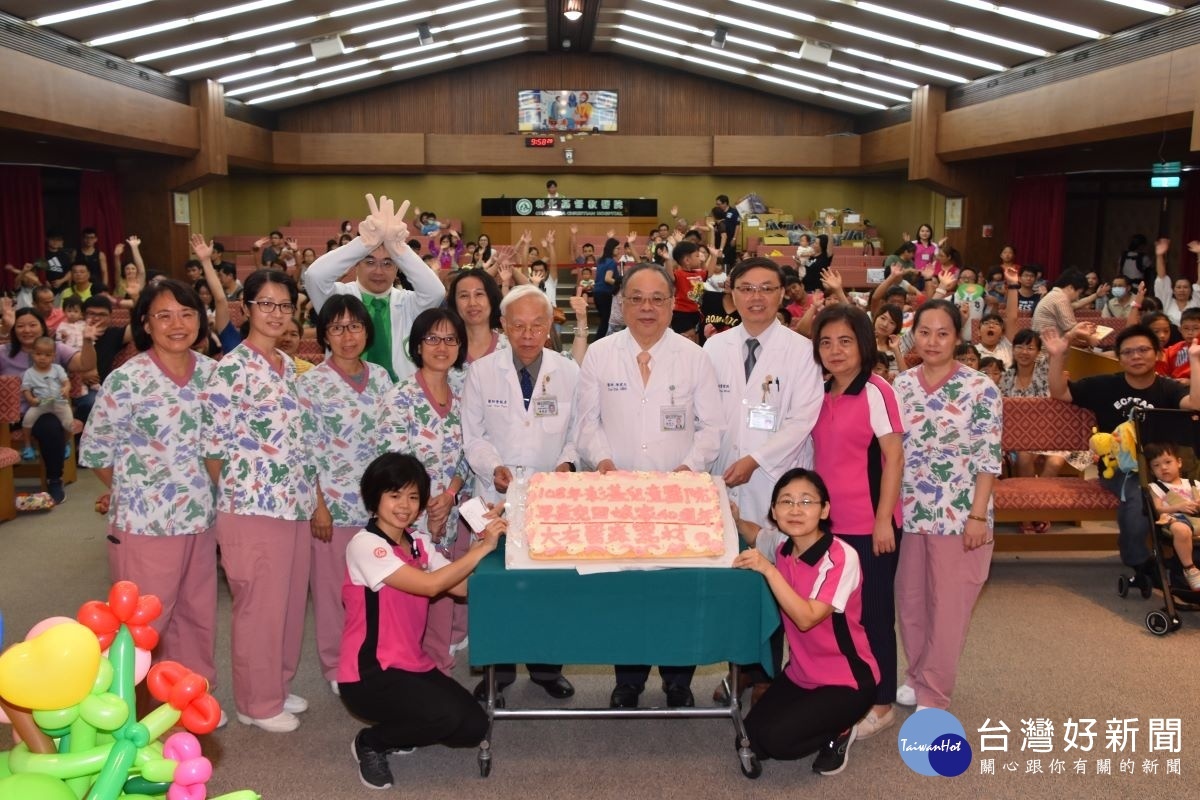 彰基兒醫新生兒加護病房歡度40歲生日，大夥一同分享生日蛋糕。