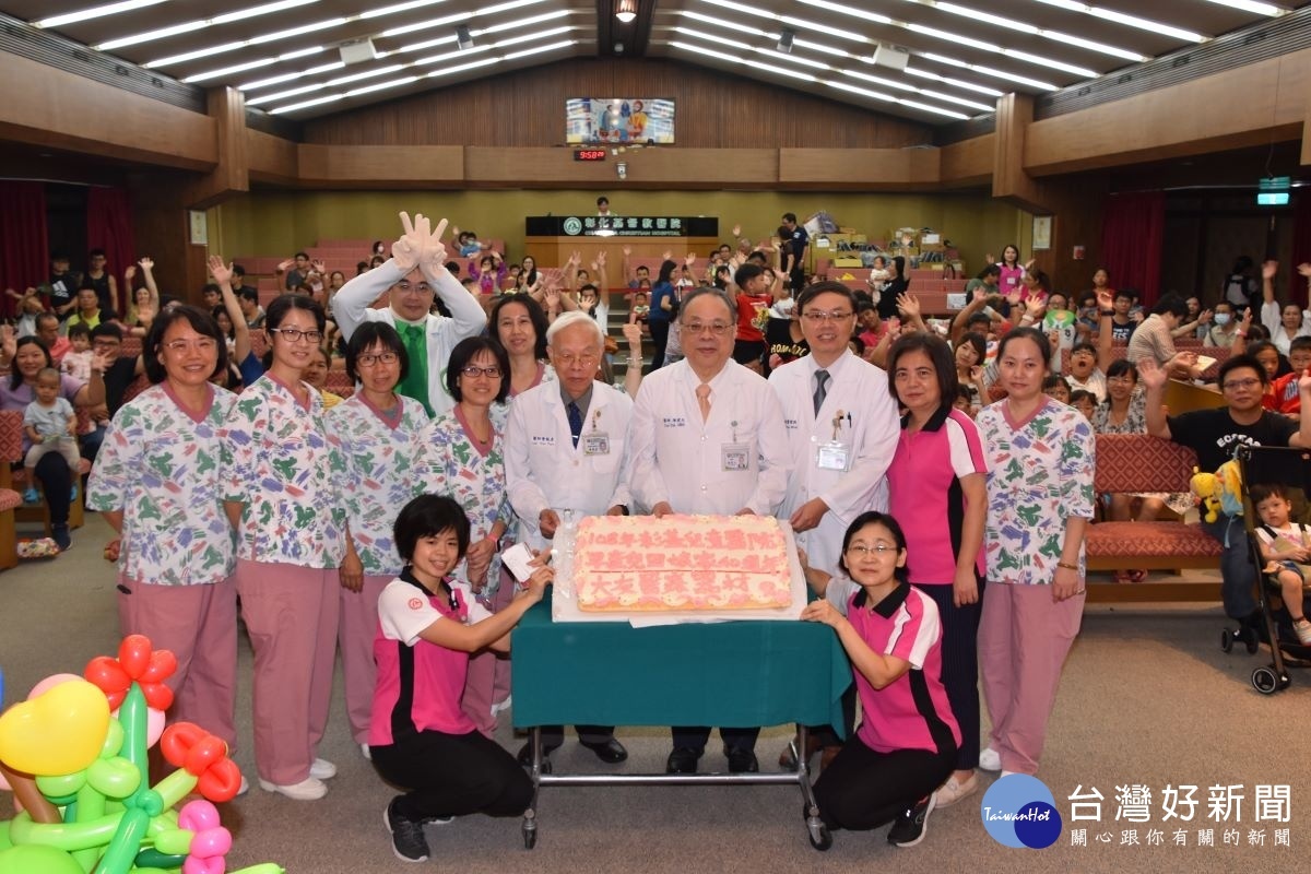 彰基兒醫新生兒加護病房歡度40歲生日,大夥一同分享生日蛋糕。
