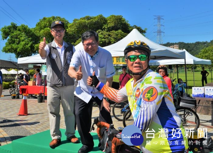 市長鄭文燦與騎士合影