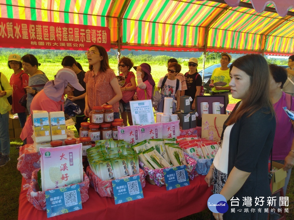 大溪辦好韭不見的韭菜花田巡禮，吸引民眾熱情參與，現場並擺設農特產品等。