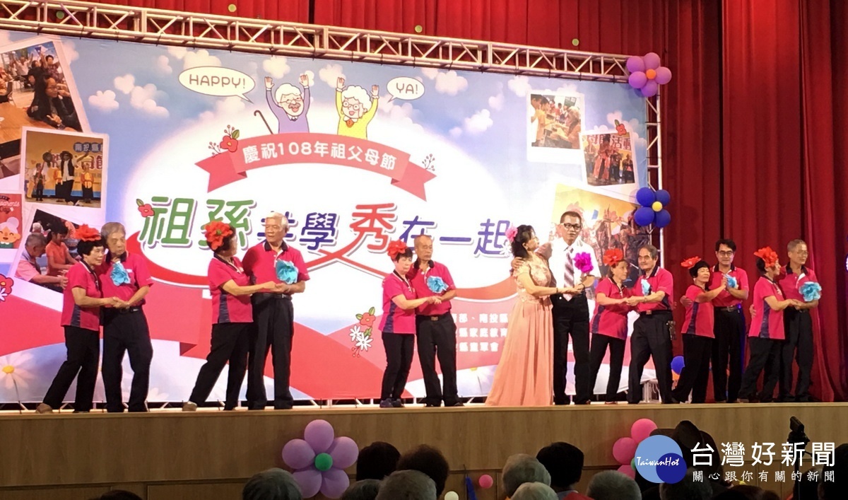 阿公阿嬤甜蜜起舞歡唱。(記者扶小萍攝)