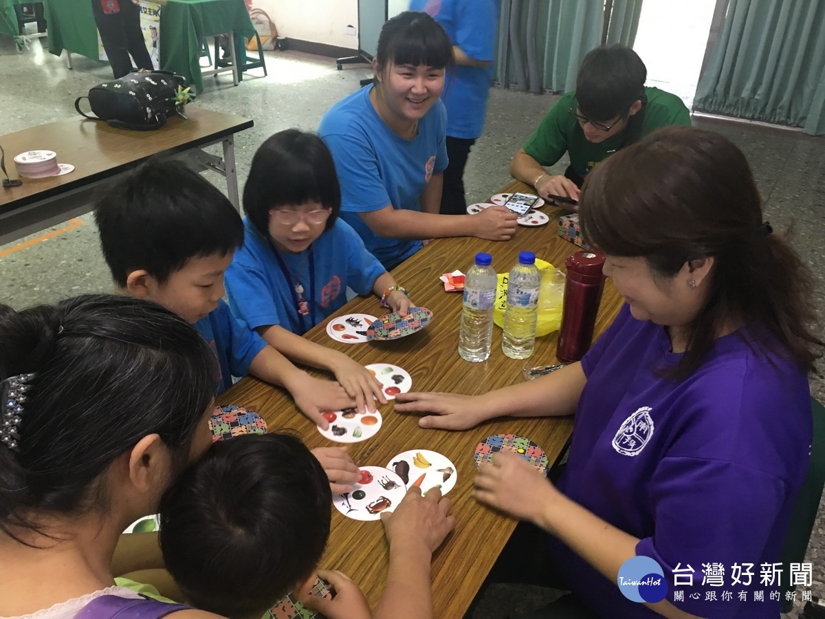 桌遊活動讓人動動腦。(記者扶小萍攝)