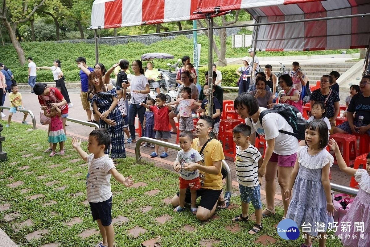 中原大學與桃園市政府社會局為早療家庭舉辦的社區福利宣導活動開場帶動跳讓孩子開心參與
