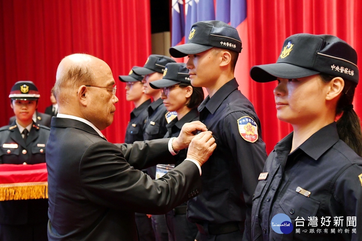 行政院長蘇貞昌頒發中央警察大學第16屆傑出校友獎。