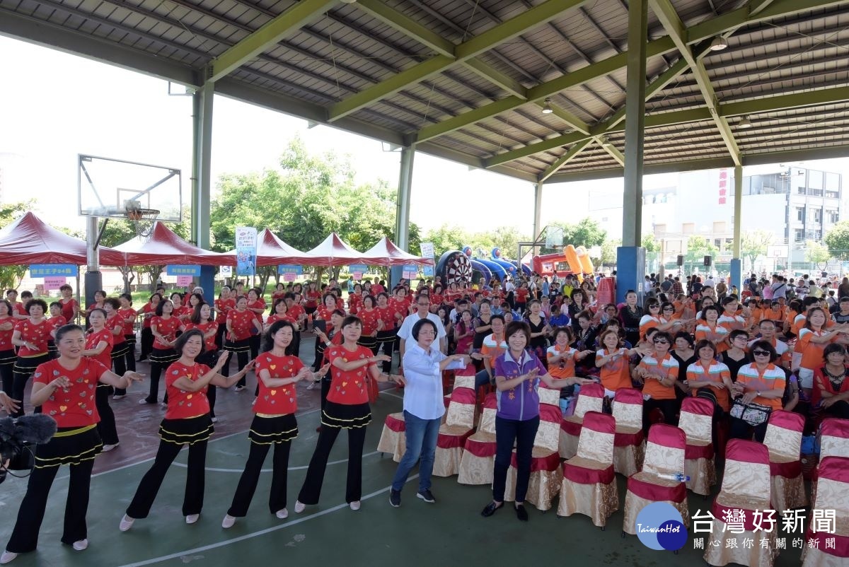 彰化縣長王惠美在國民體育日與民眾一同跳舞。