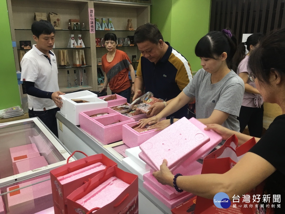 農產公司連日來忙著包裝送貨。(記者扶小萍攝)
