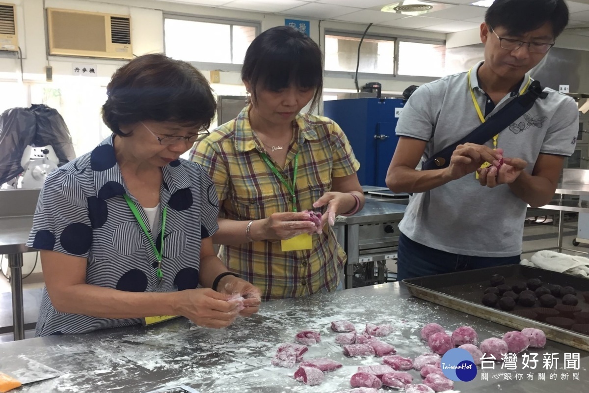 製作火龍果麻糬。