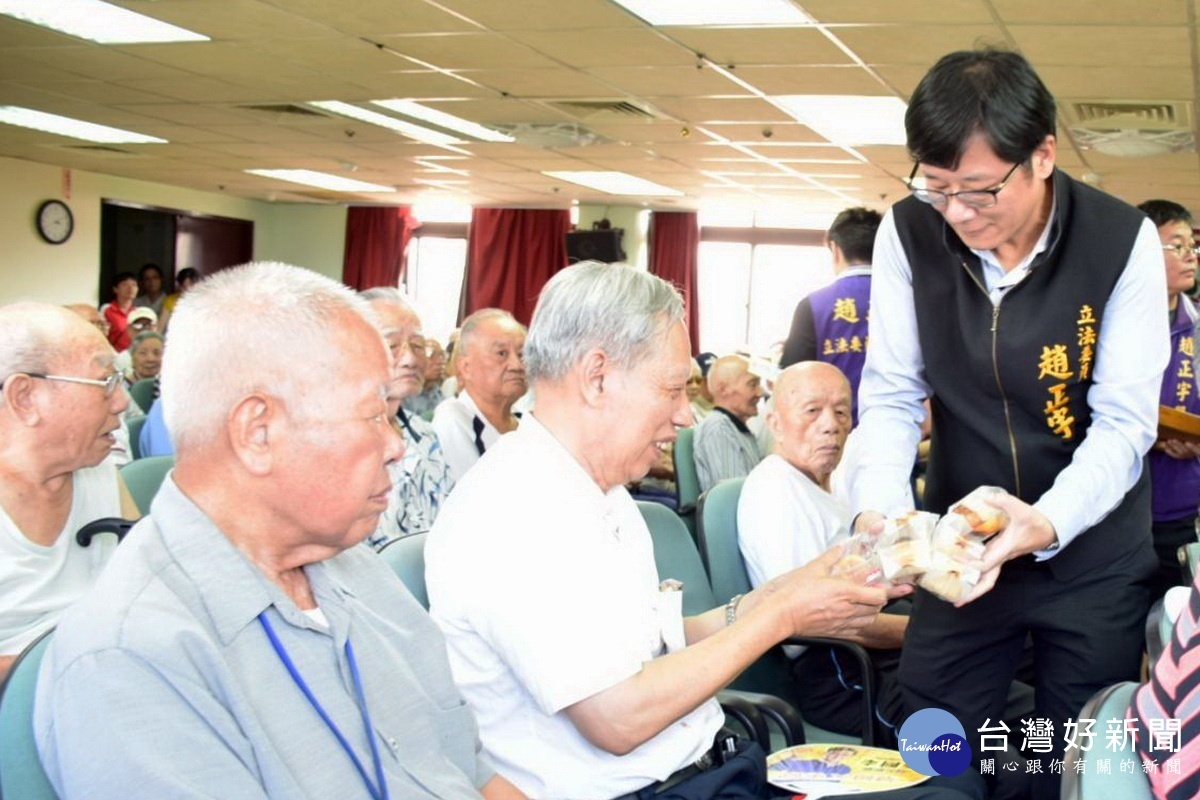 立法委員趙正宇前往八德榮譽國民之家探視榮民伯伯們,同時分送550顆月餅與他們提前過中秋節。