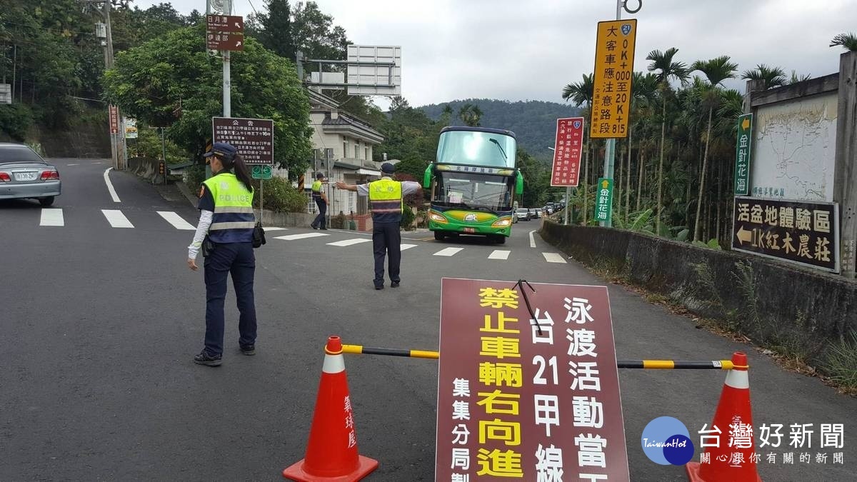 日月潭萬人泳渡活動人多車多,警方維持交通順暢。