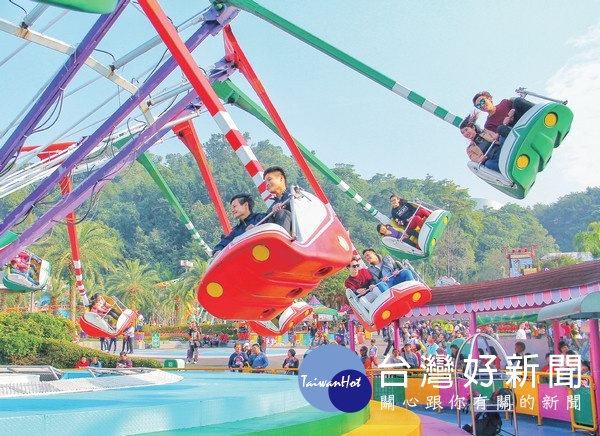 劍湖山世界主題樂園及渡假大飯店加碼秋冬旅遊補助，12歲以下免費暢玩水陸雙樂園，住宿還可享優惠，超級好康大放送。