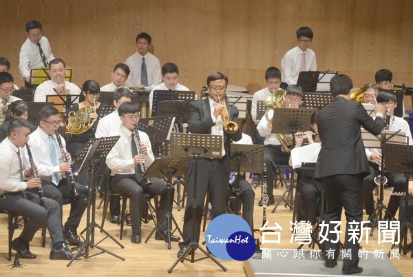 嘉義高中校友管樂團合奏音樂會舉辦35年來，首度移師雲林北港演出，帶來高強度的樂曲，極獲好評。