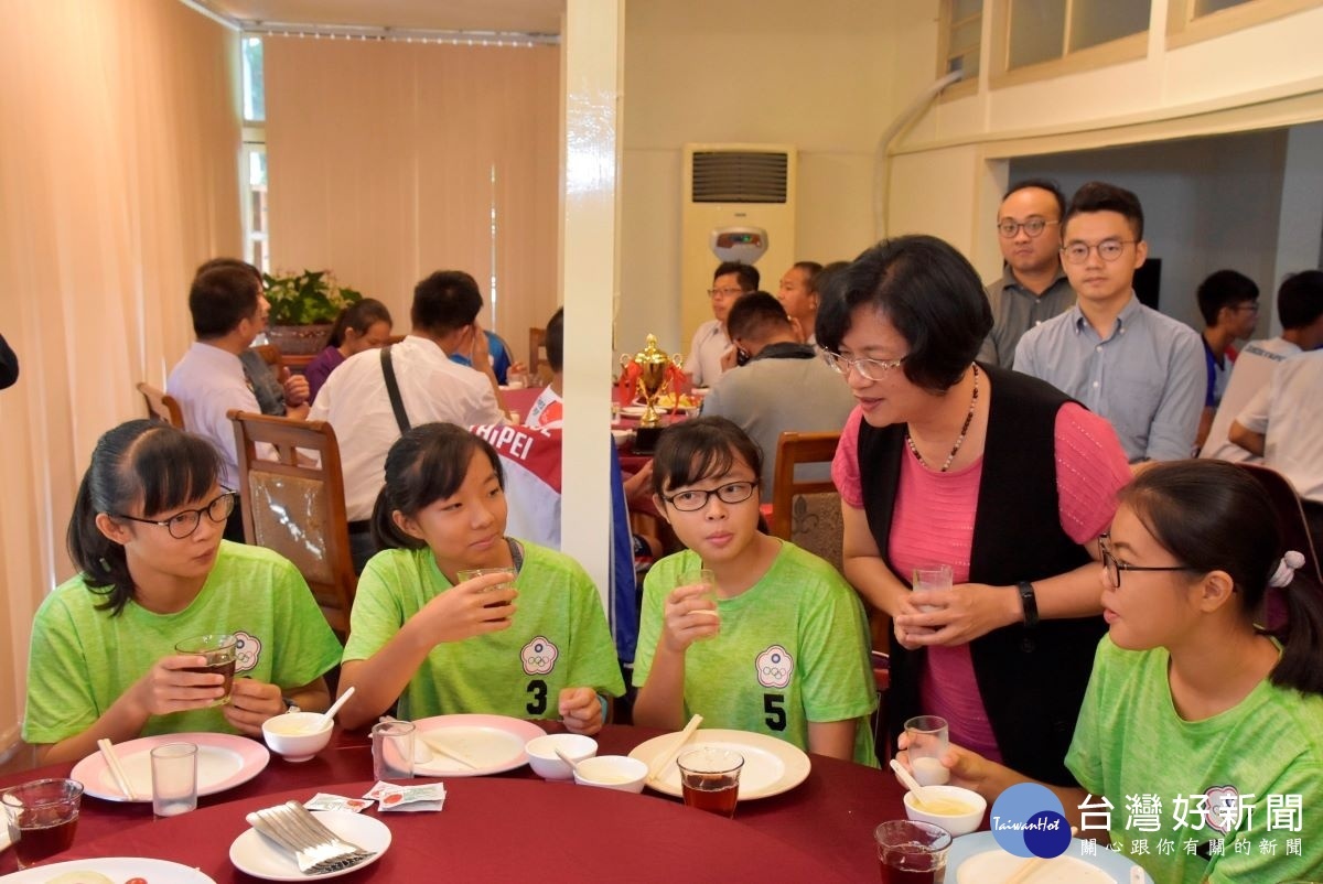 彰化縣長王惠美於奪冠選手表揚餐會像選手致意。