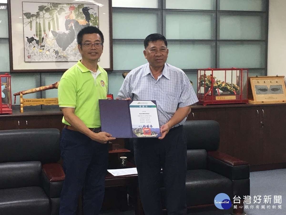 陳副縣長(右)贈感謝狀予陳仲銘會長。(記者扶小萍攝)
