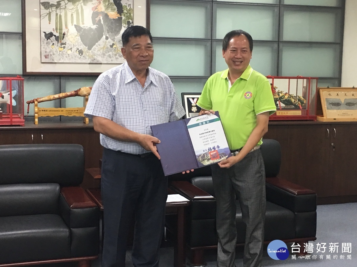 陳副縣長贈感謝狀予廖總會長。(記者扶小萍攝)