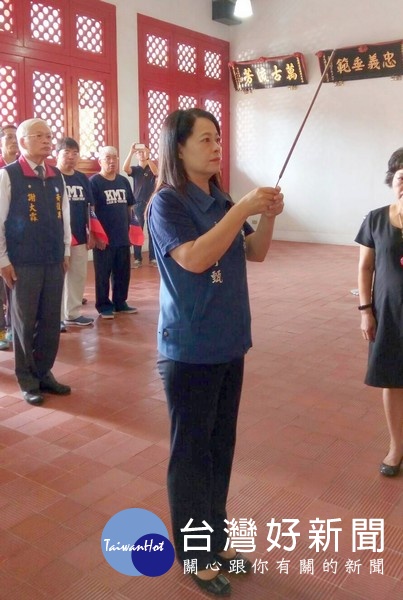 國民黨雲林縣黨部主委許宇甄偕同黃榮林黨部主委謝大霖暨地方幹部,於忠烈祠向軍人烈士牌位獻花致敬。