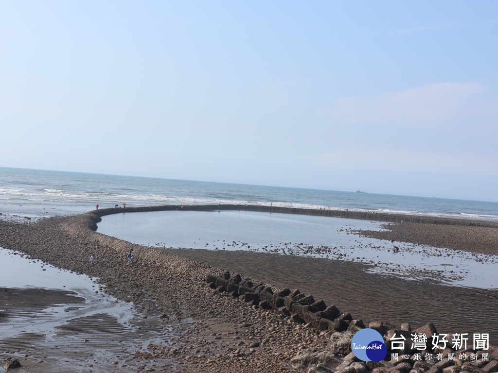 後龍的合歡石滬，是當地存完整的石滬。（圖／記者王丰和攝）