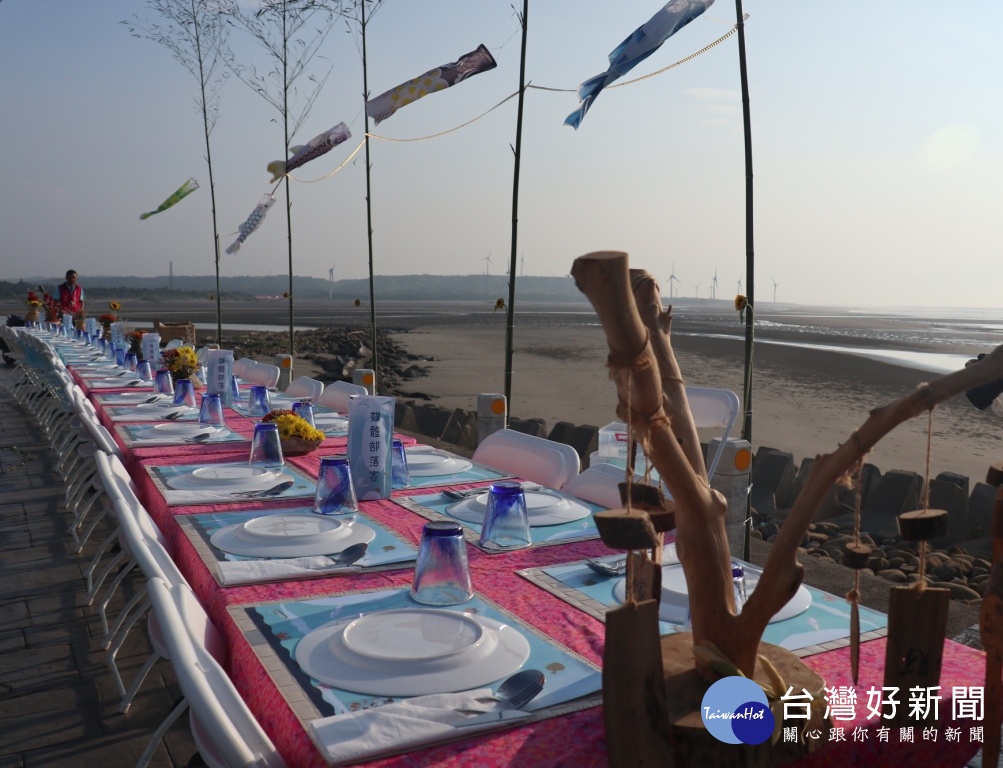 後龍鎮水尾里濱海堤岸上舉辦「苗栗慢漁海岸-漁光饗宴」。（圖／記者王丰和攝）