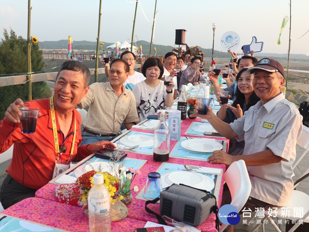 在苗栗鄰近台灣海峽的傍晚餘暉中，品味一場難忘的海岸產地餐桌饗宴。（圖／記者王丰和攝）