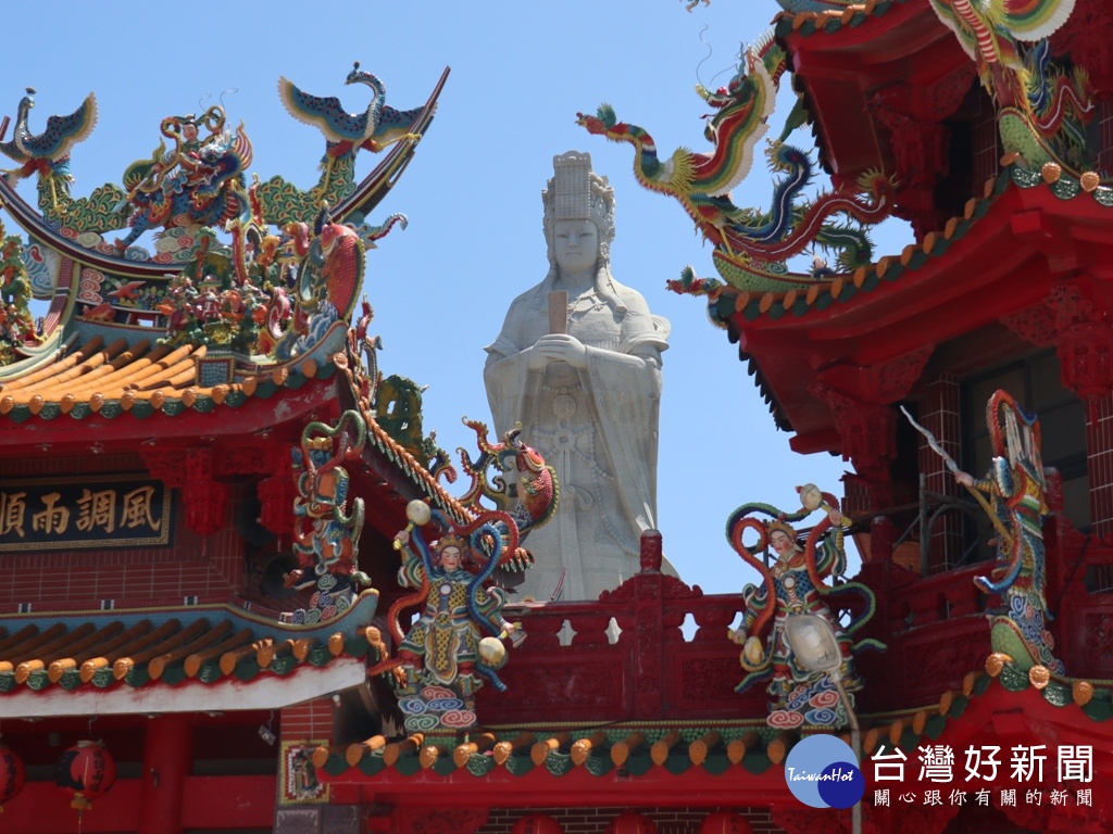 苗栗縣後龍海風自行車道沿著海岸線行走，造訪當地清海宮。（圖／記者王丰和攝）