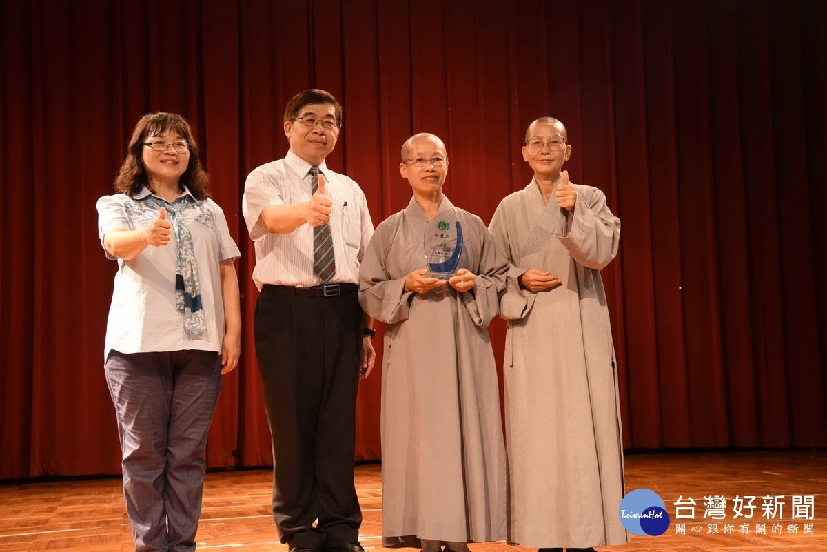 南投縣府表揚15家低碳認證標章的寺廟。(記者 扶小萍攝)