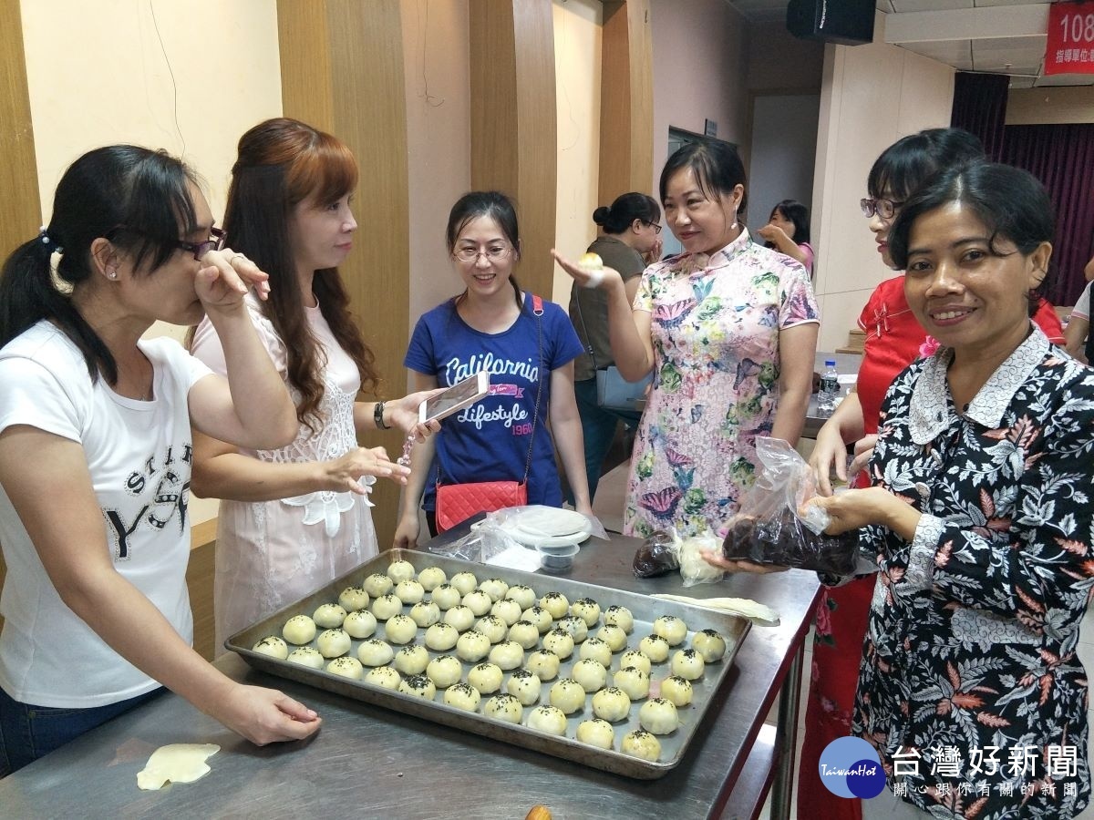 新住民姊妹製作900顆蛋黃酥分送弱勢族群過中秋節。圖/記者鄧富珍攝