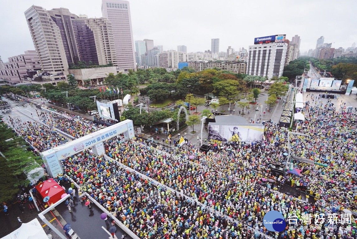 台北市政府、中華民國田徑協會及中華民國路跑協會共同宣布，2019年度台北馬拉松將在12月15日（週日）6時30分於市府前廣場盛大開跑，並宣布登記抽籤報名，自即日起開放至至9月30日下午17時止。（圖／台北市府體育局）