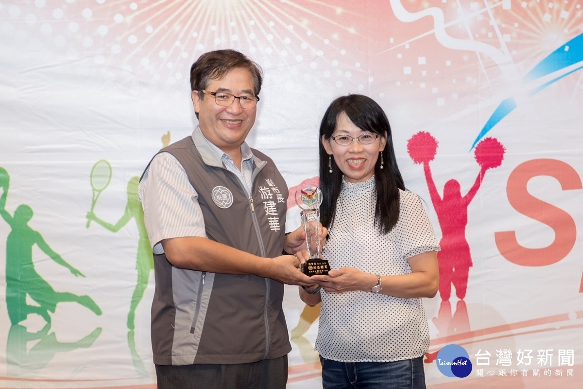 「桃園市108年推行體育有功人員及團體表揚大會」中,桃園市副市長游建華頒發獎座給有功人員。