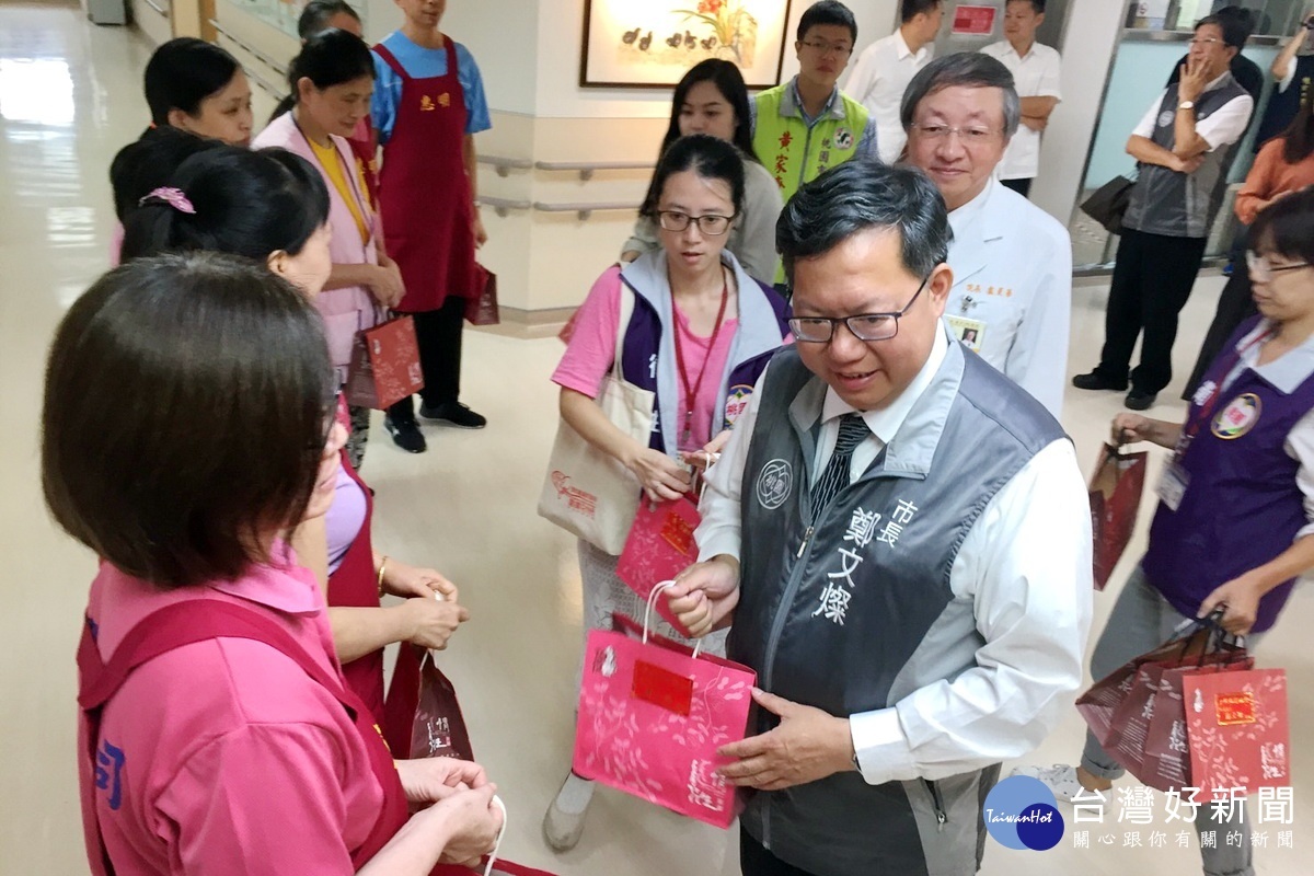 秋節前夕,桃園市長鄭文燦前往臺北榮民總醫院桃園分院慰勞第一線值班醫護人員。